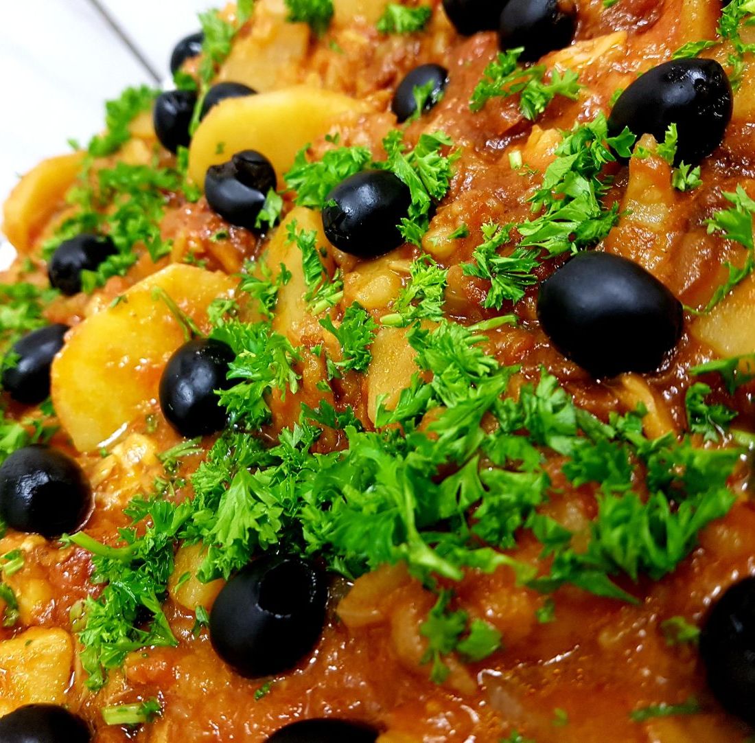 Bacalao med sorte oliven og urter
