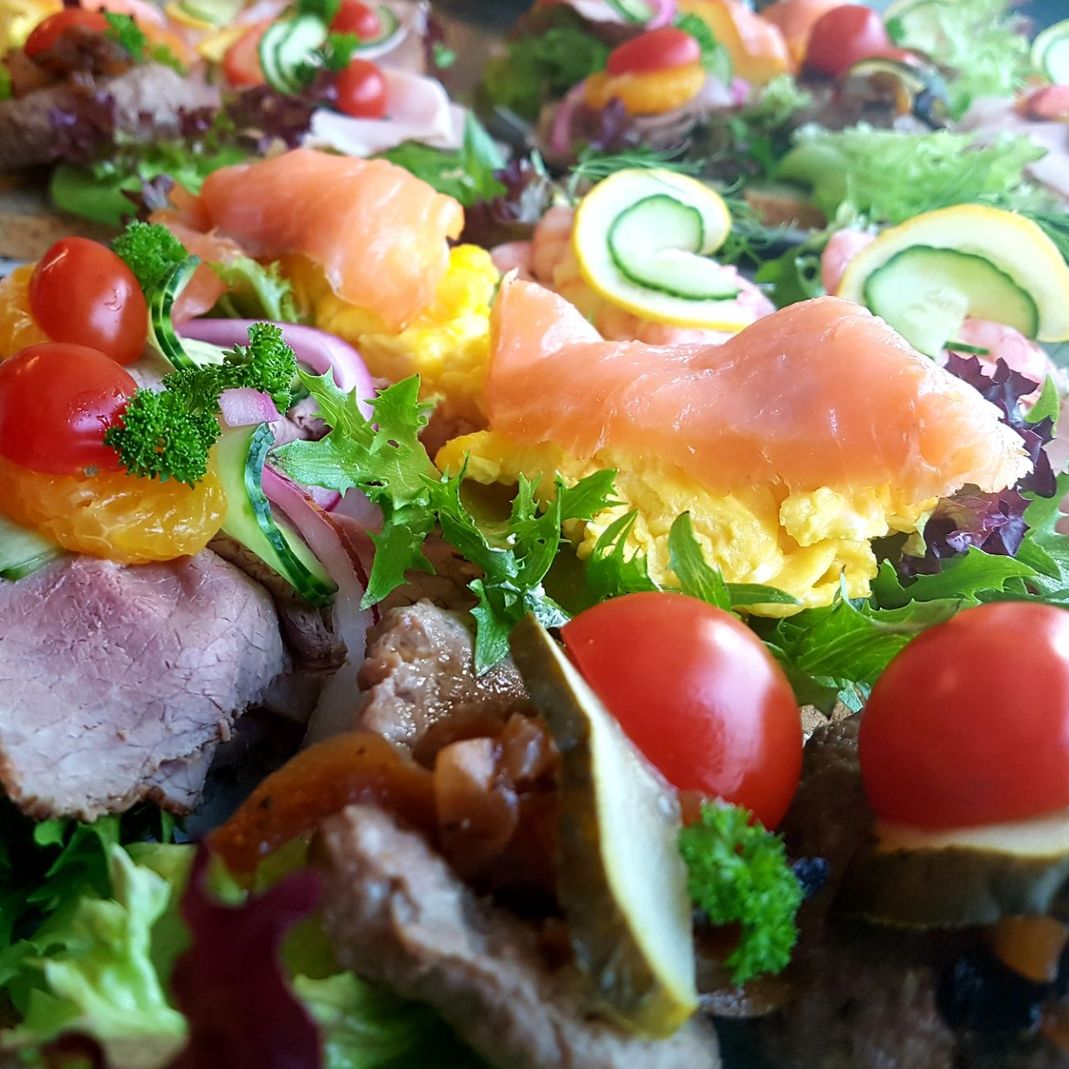Snitter med laks, eggerøre, tomat og salat